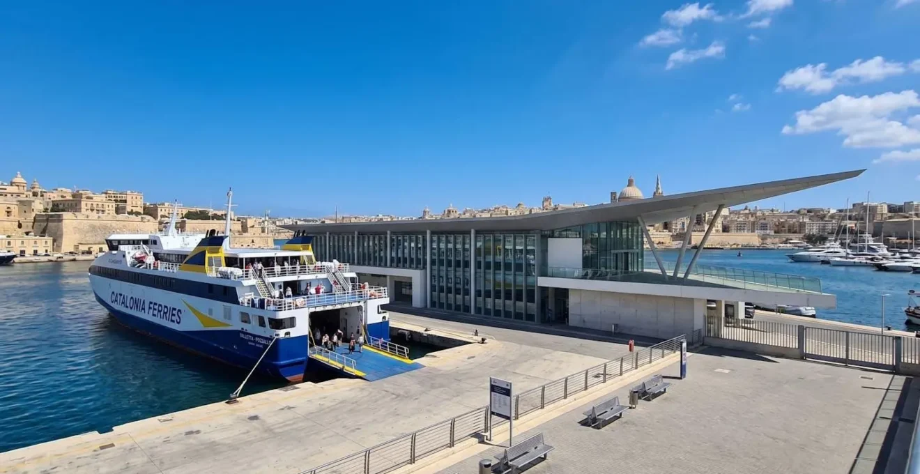 Vue en plongée d'un port méditerranéen moderne avec un grand ferry amarré à quai, infrastructure portuaire contemporaine visible